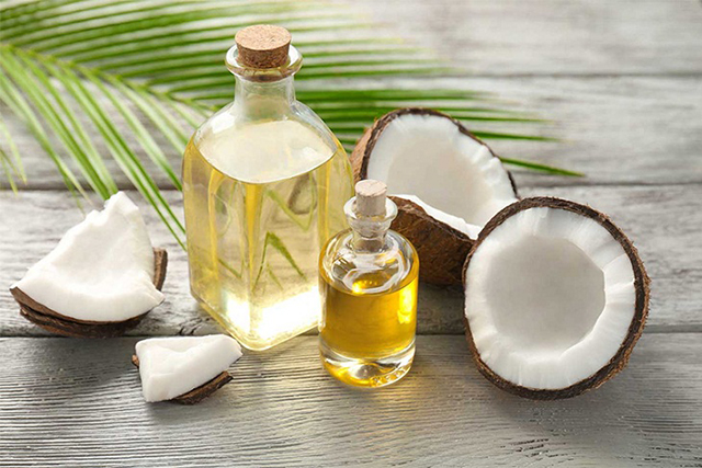 Dùng dầu dừa làm mềm da