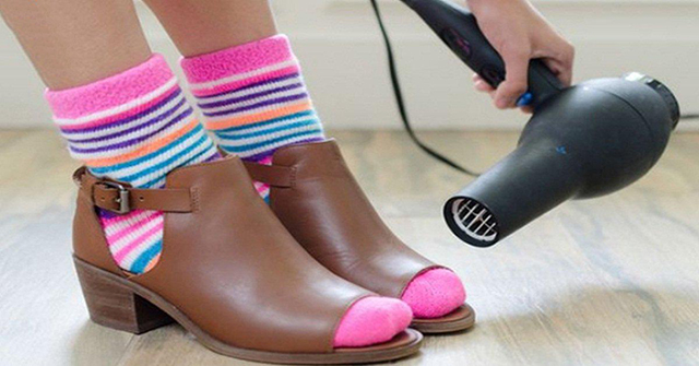 Cách làm rộng giày bằng máy sấy