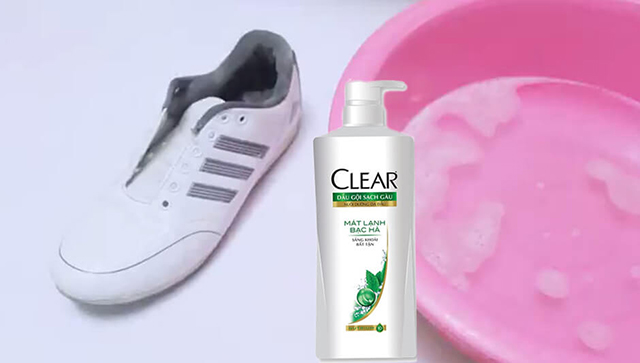 Dùng dầu gội và nước nóng để làm trắng đế giày